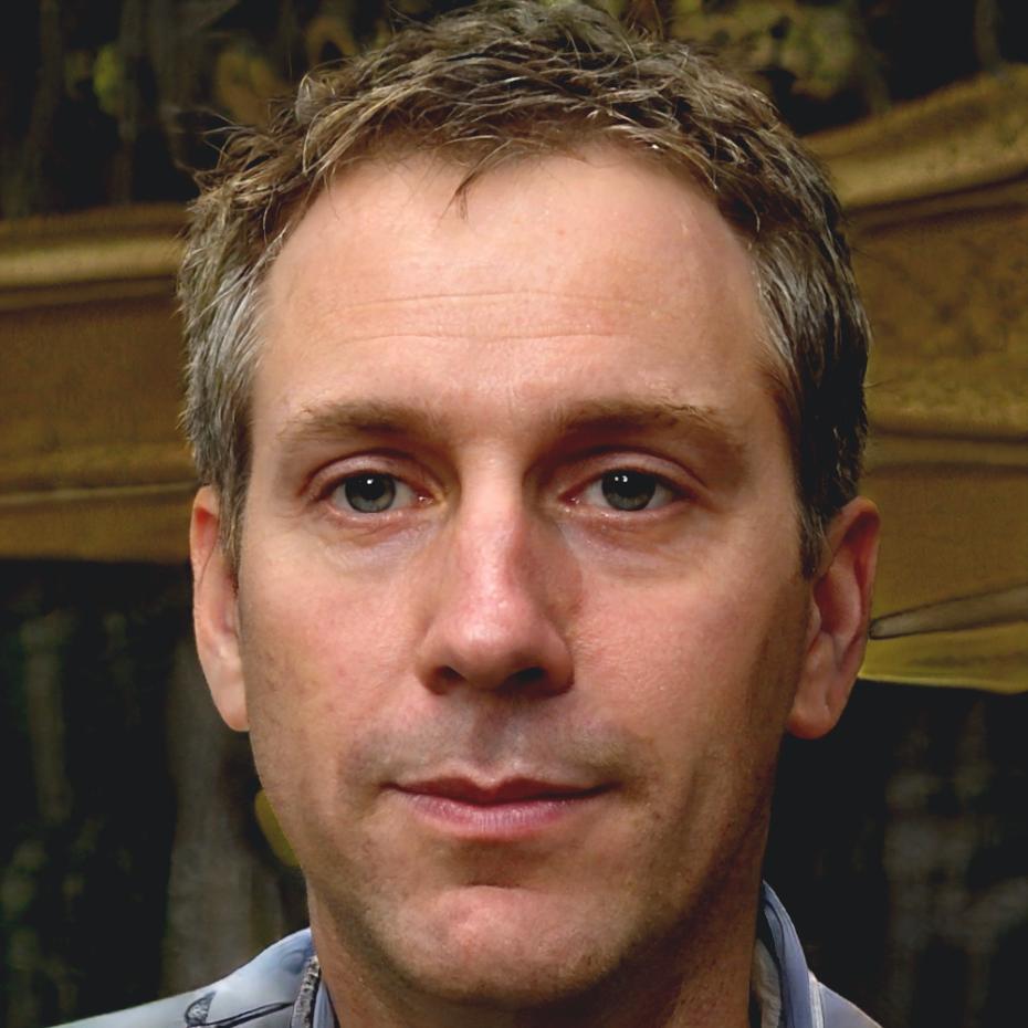 Dr. Carlos Mendoza - Director Médico