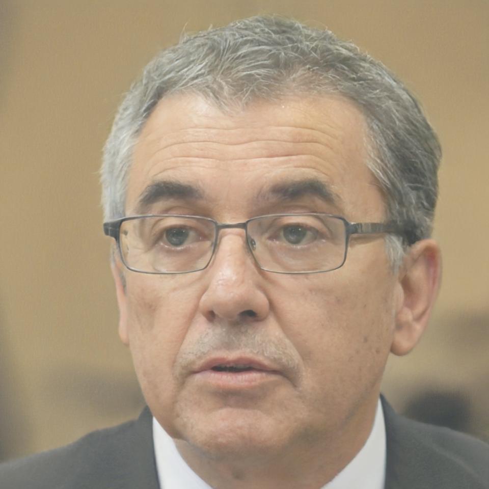 Dr. Carlos Mendoza, especialista en psicología clínica